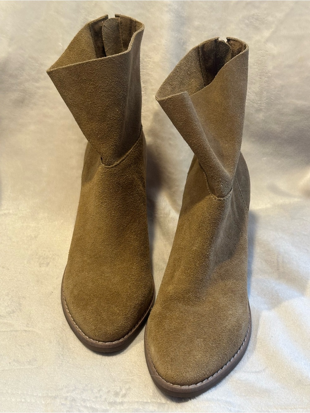 Matisse Tan Suede Pointed Toe Ankle Boots Side Zip Stacked Block Heel Sz 7M NWT